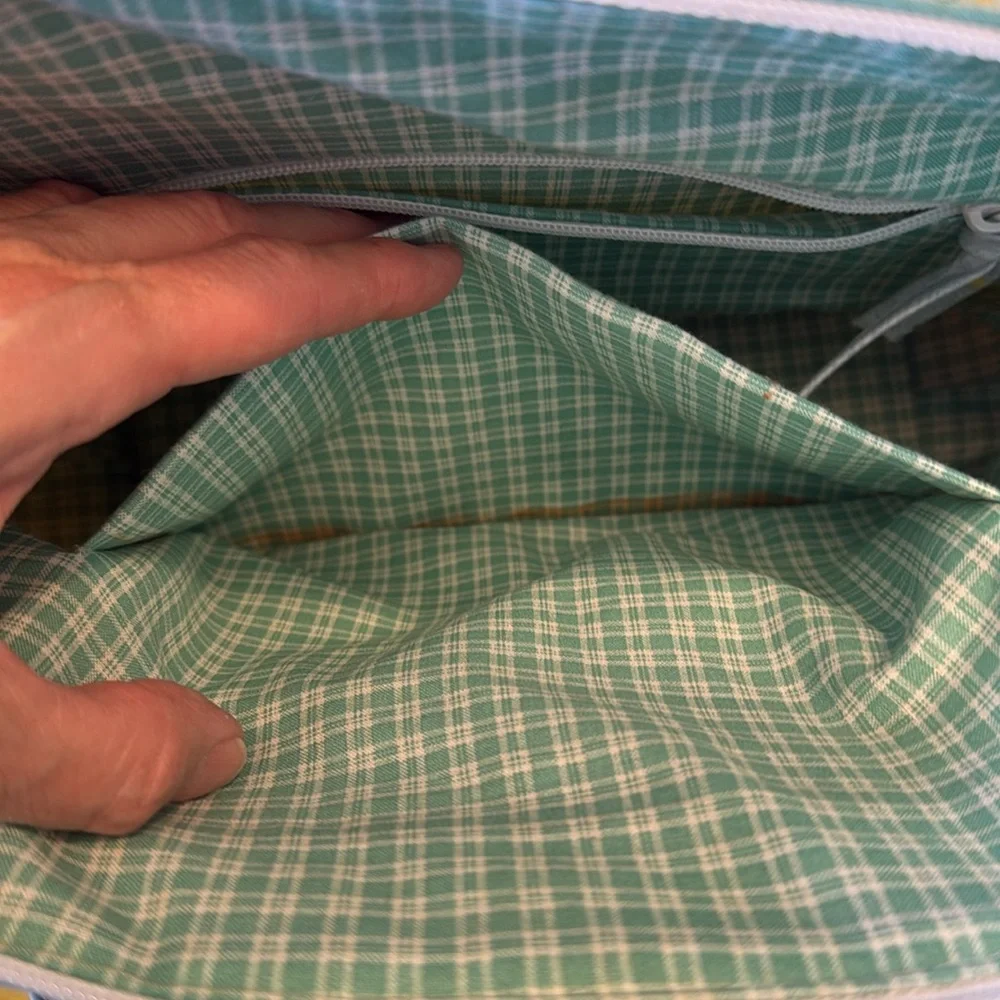 Vintage Vera Bradley. 2 handles, zipper close. 2 pocket inside. Never used - Picture 8 of 16